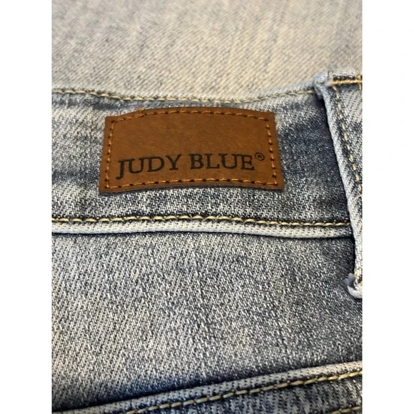 Judy Blue Womens 20W Boyfriend Fit Jeans Light Wash Stretch Cuffed JB82335 - Picture 4 of 12